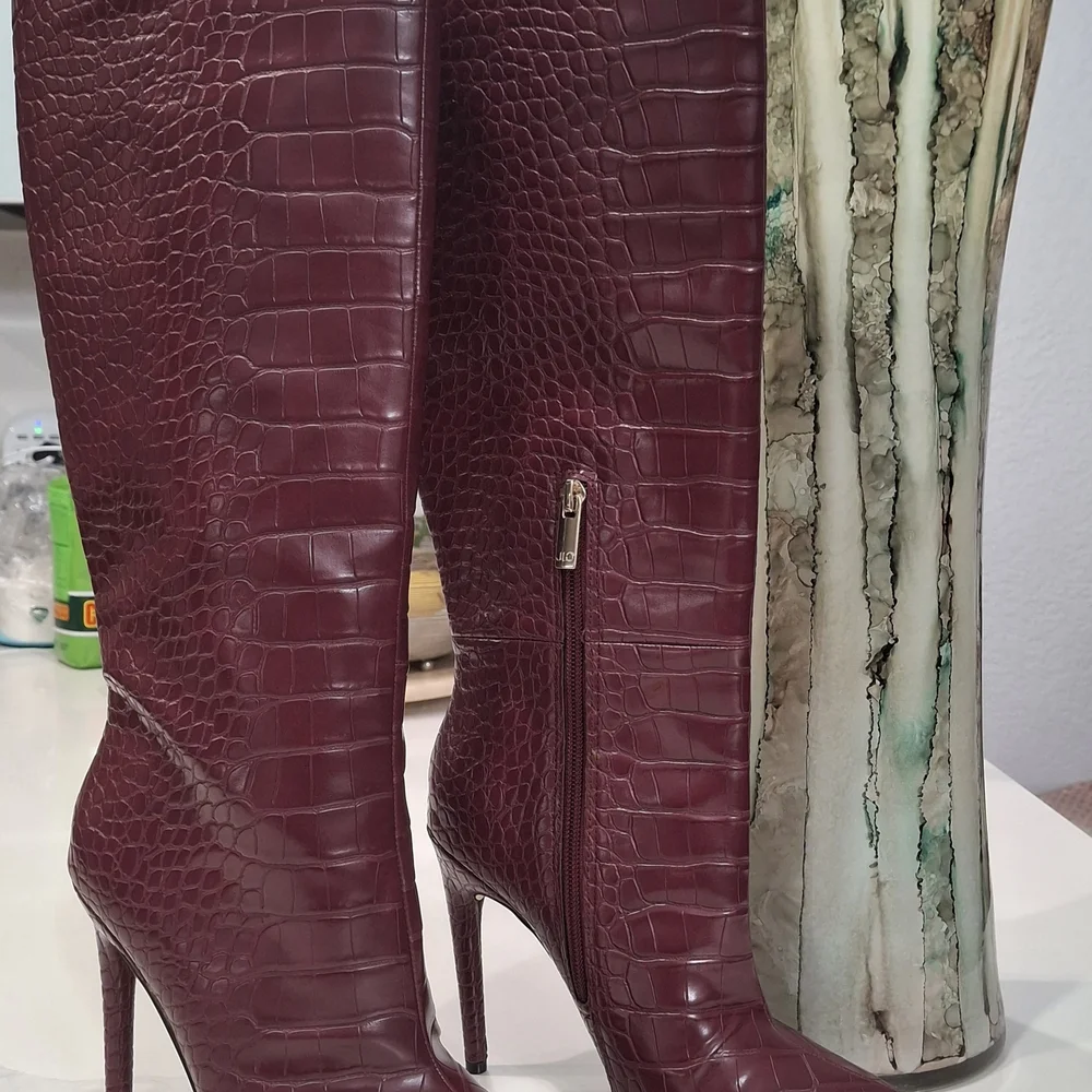 💋Jennifer Lopez  Boots .Elegant Burgundy Croc-Embossed Knee-High Boots💋 - Picture 10 of 12